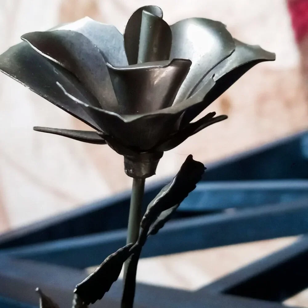Unique Vintage 1970s Silver Metal 🌹Rose Bud🌹 in Vase by Mann 11 inches Tall